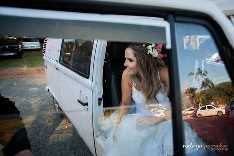 noiva chegando no casamento de Kombi'