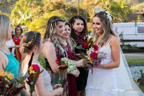 Noiva construindo o buquê na entrada da cerimonia'