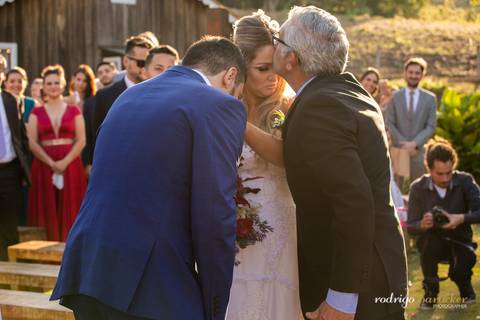 pai conduzindo a noiva para o noivo na cerimonia'