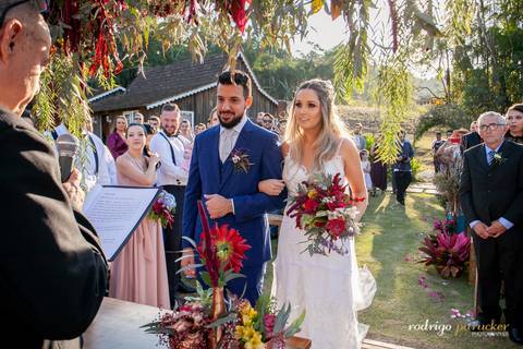 Noivos na cerimonia ao ar livre'