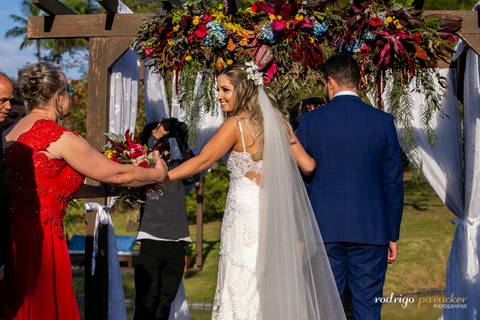 noiva segurando a mão da mãe na hora da cerimonia'