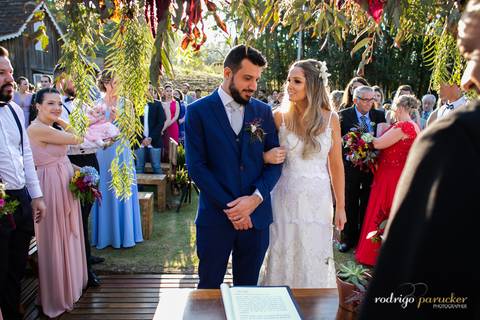 Casal se olhando durante a cerimonia ao ar livre'