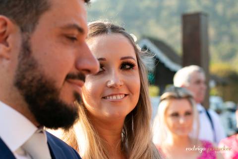 noiva apaixonada olhando para o noivo durante '