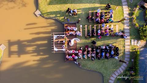 Foto aerea do casamento ao ar livre'