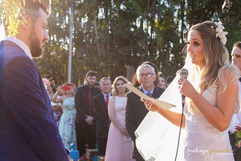 noiva lendo os votos no casamento'