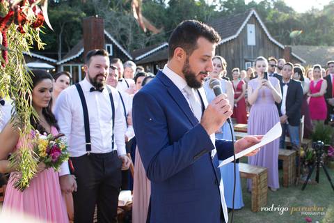 noivo lendo os votos no casamento'