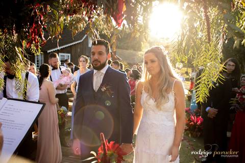 Noivos no casamento ao ar livre com sol'