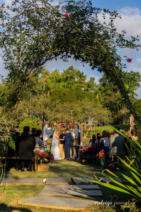 casamento ao ar livre, dia de sol, arco de flores'
