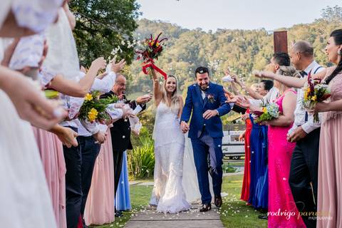 saída dos noivos da cerimonia com pipoca'