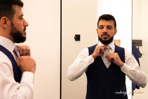 Noivo colocando terno'