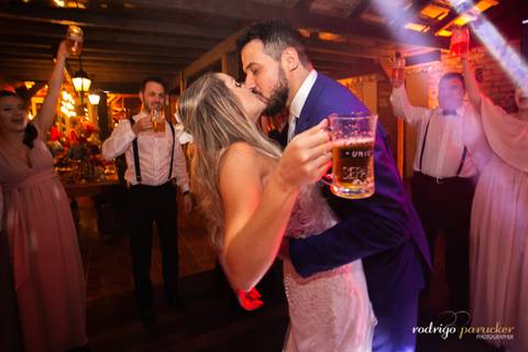 beijo e brinde dos noivos recém casados'