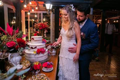 noivos cortando o bolo de casamento'