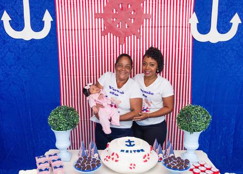 Vovó segurando menina no colo pelo fotógrafo Douglas Maia'