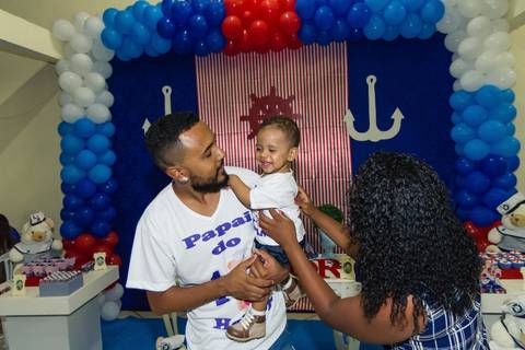 Heitor alegre no colo do pai pelo fotógrafo Douglas Maia'