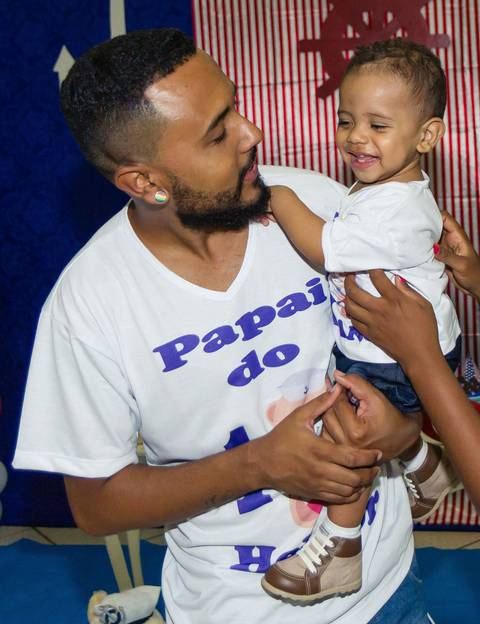 Heitor no colo do pai pelo fotógrafo Douglas Maia'