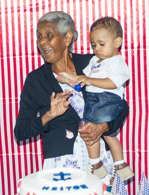 Bisavó sorrindo com Heitor pelo fotógrafo Douglas Maia'