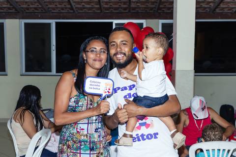 Tia com Plaquinha Docinho na bolsa pelo fotógrafo Douglas Maia'