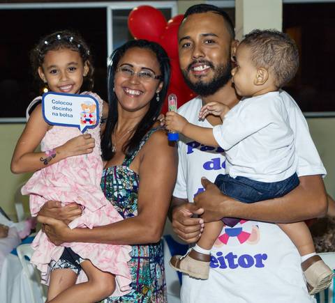 Heitor ao lado de menina plaquinha Docinho na bolsa pelo fotógrafo Douglas Maia'