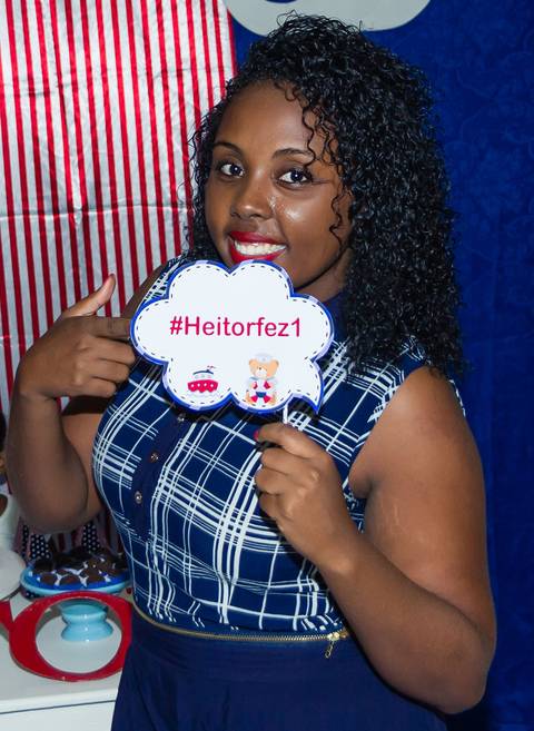 Mulher segura placa #Heitorfaz1 pelo fotógrafo Douglas Maia'