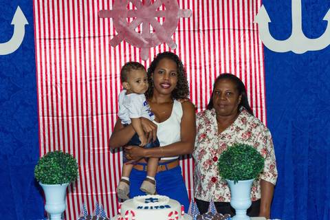 Heitor ao lado de senhora e moça pelo fotógrafo Douglas Maia'