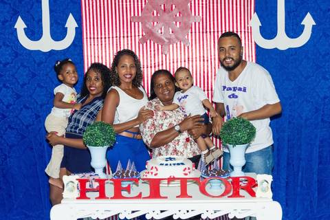 Convidadas posam ao lado de Heitor pelo fotógrafo Douglas Maia'