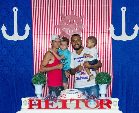 Heitor e seu pai ao lado de coleguinha pelo fotógrafo Douglas Maia'