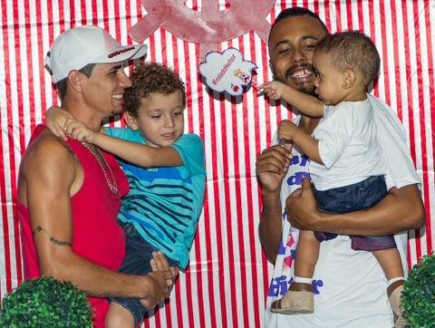 Heitor segura plaquinha ao lado de amigo pelo fotógrafo Douglas Maia'