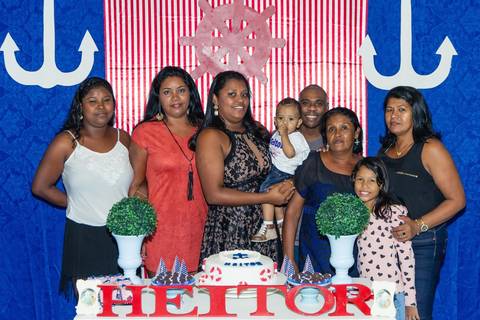 Alegres convidados com o aniversariante pelo fotógrafo Douglas Maia'