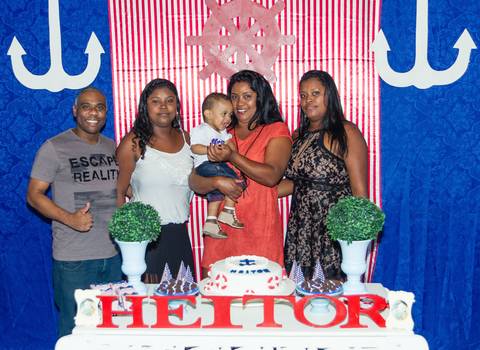 Heitor rindo ao lado de convidados pelo fotógrafo Douglas Maia'