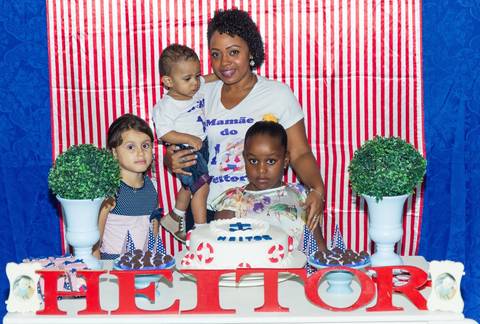 Heitor com sua mãe ao lado de lindas meninas pelo fotógrafo Douglas Maia'