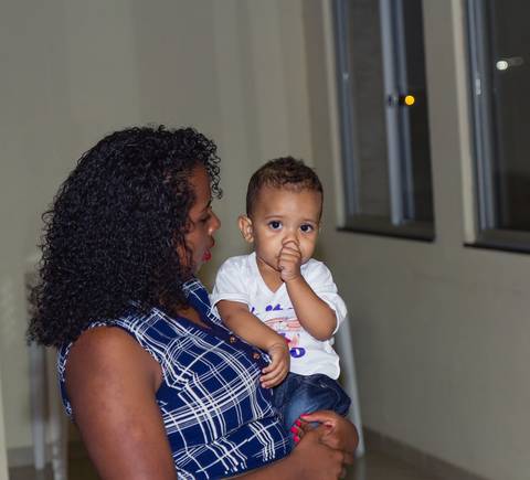 Heitor com dedo na boca pelo fotógrafo Douglas Maia'