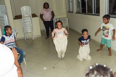 Brincadeira corrida no saco pelo fotógrafo Douglas Maia'