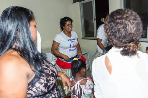 Titia do Heitor fazendo brincadeira com as crianças pelo fotógrafo Douglas Maia'