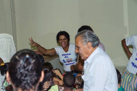 Tia brincando com as crianças pelo fotógrafo Douglas Maia'