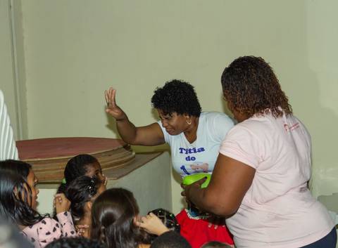 Titia brincando com a criançada pelo fotógrafo Douglas Maia'