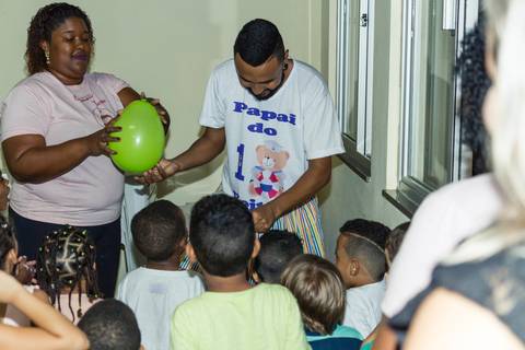 Papai do Heitor brincando com as crianças pelo fotógrafo Douglas Maia'