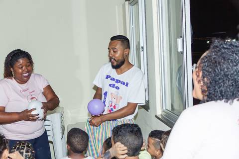 Pai do Heitor fazendo brincadeira com as crianças pelo fotógrafo Douglas Maia'