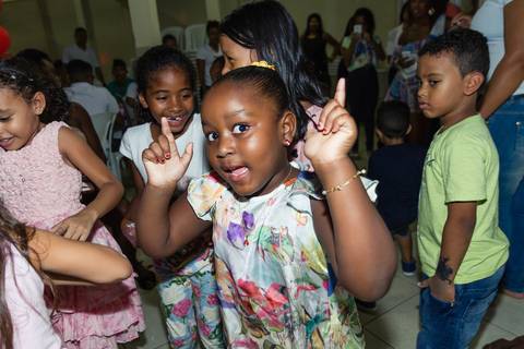 Linda menina brincando na festa do Heitor pelo fotógrafo Douglas Maia'