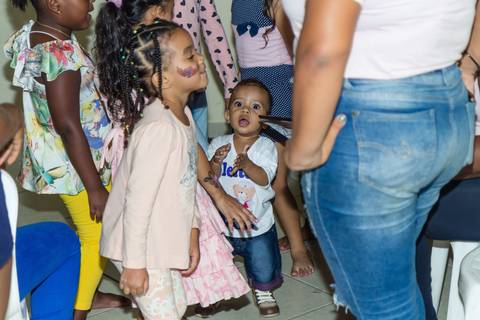 Heitor se diverte junto das crianças pelo fotógrafo Douglas Maia'