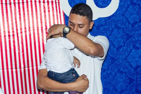 Heitor sendo abençoado pelo fotógrafo Douglas Maia'