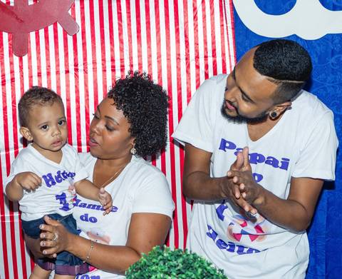 Pais cantando parabéns pelo fotógrafo Douglas Maia'
