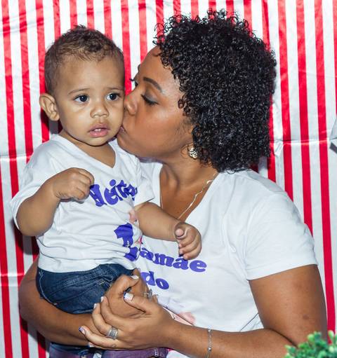 Mamãe beijando o Heitor pelo fotógrafo Douglas Maia'