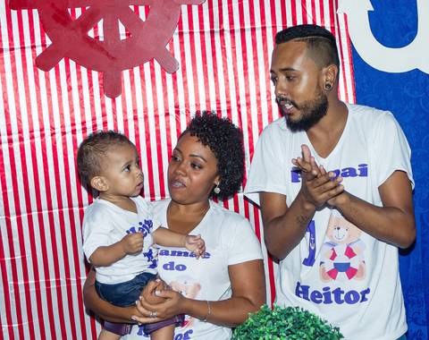 Família canta parabéns pelo fotógrafo Douglas Maia'