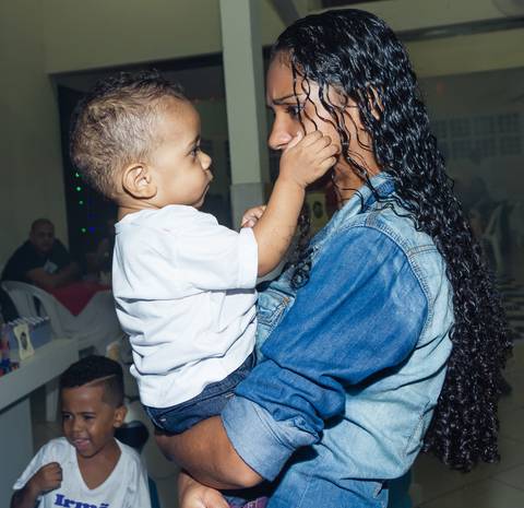 Moça com Heitor no colo pelo fotógrafo Douglas Maia'