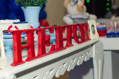 Letras na mesa Heitor Tema Marinheiro pelo fotógrafo Douglas Maia'