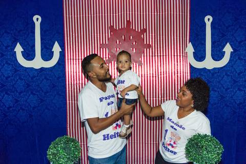 Família olhando para Heitor pelo fotógrafo Douglas Maia'