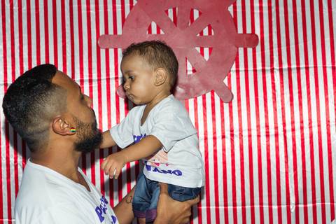 Pai olhando para Heitor pelo fotógrafo Douglas Maia'