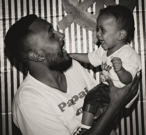 Pai e filho Foto preto e branco pelo fotógrafo Douglas Maia'
