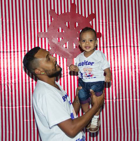 Heitor sorrindo com o pai pelo fotógrafo Douglas Maia'