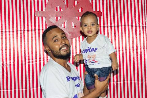Pai e filho felizes Heitor 1 ano pelo fotógrafo Douglas Maia'
